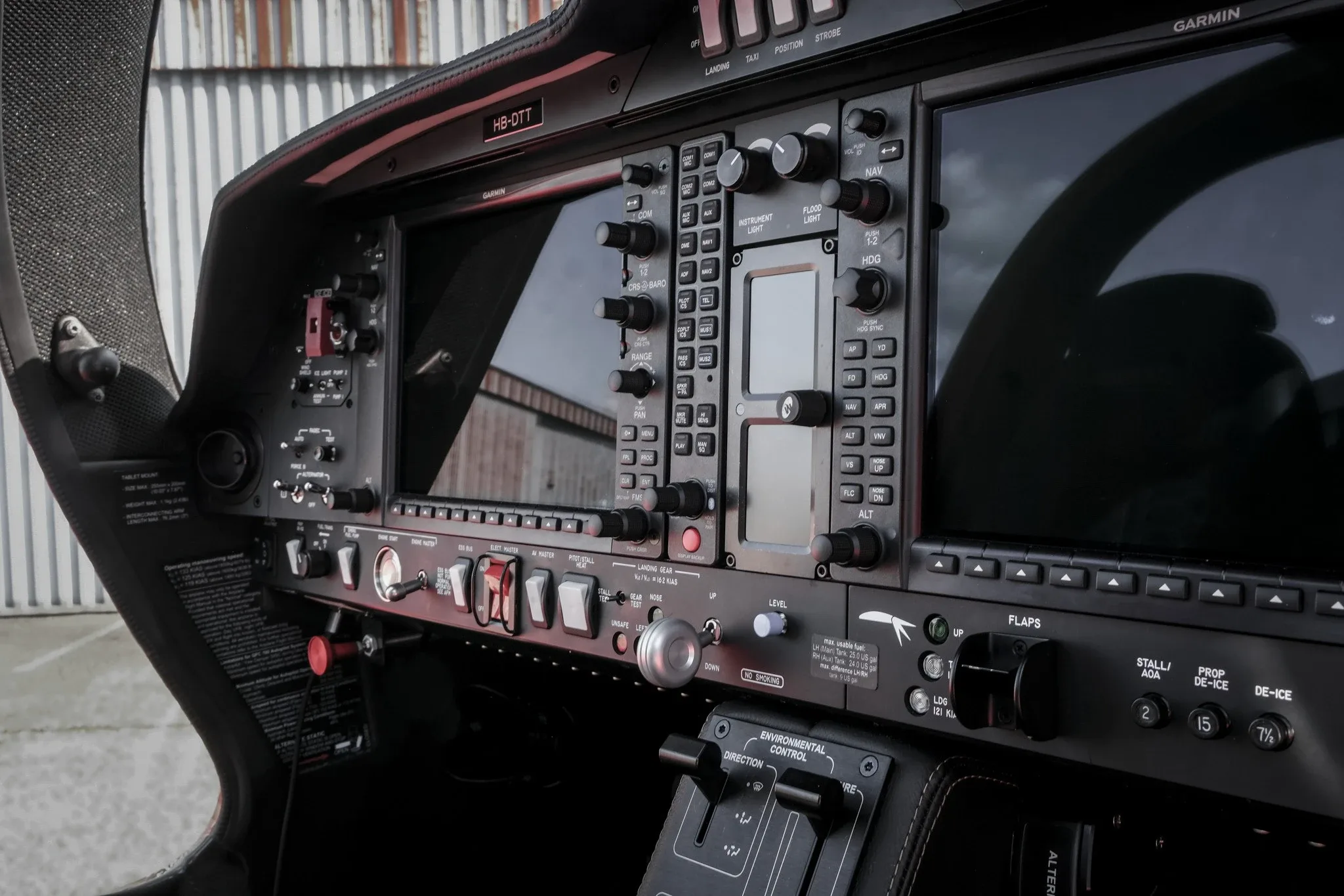 Cockpit and instrument panel of a 2022 Diamond DA50.