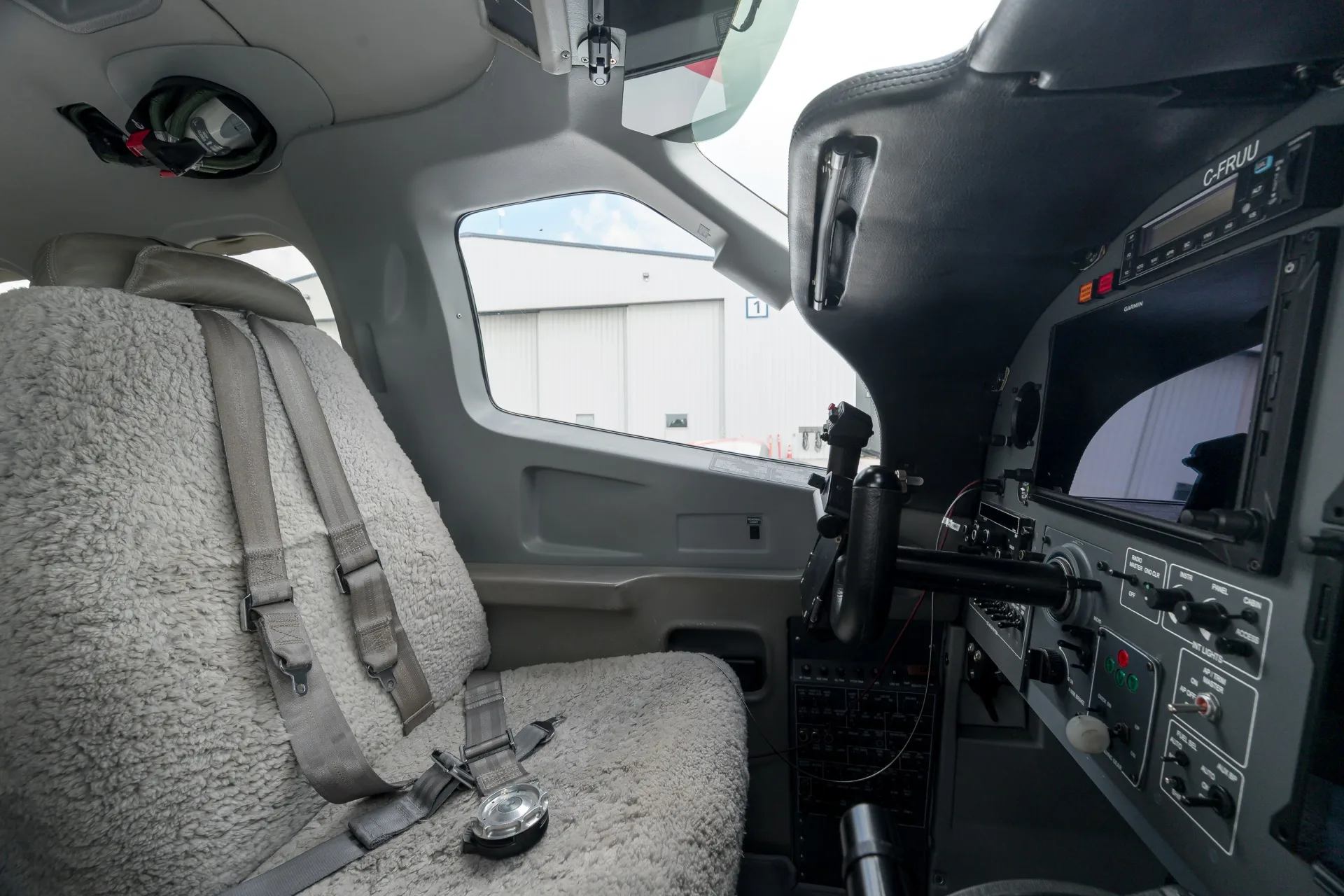 Cockpit and instrument panel of a 2006 Daher tbm 850 0362 c fruu.