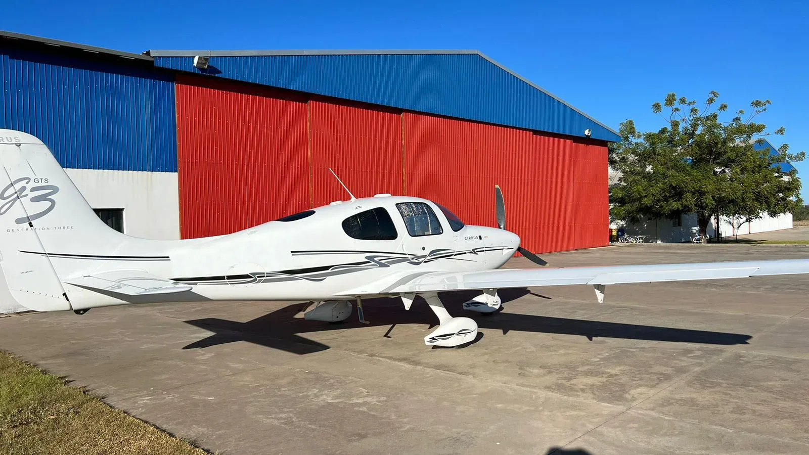 Exterior view of a 2007 Cirrus SR22 G3.