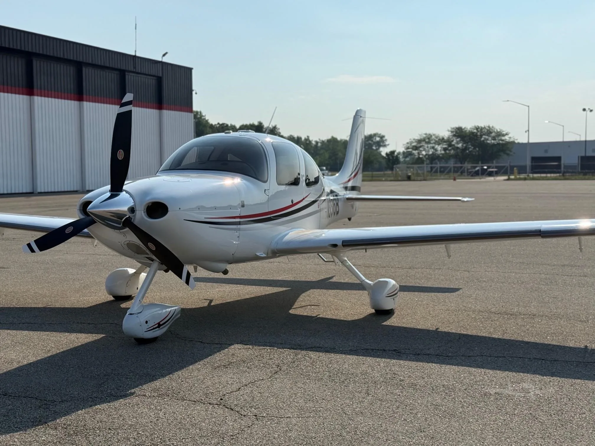 Exterior view of a 2006 CIRRUS SR22-G2, N336B.