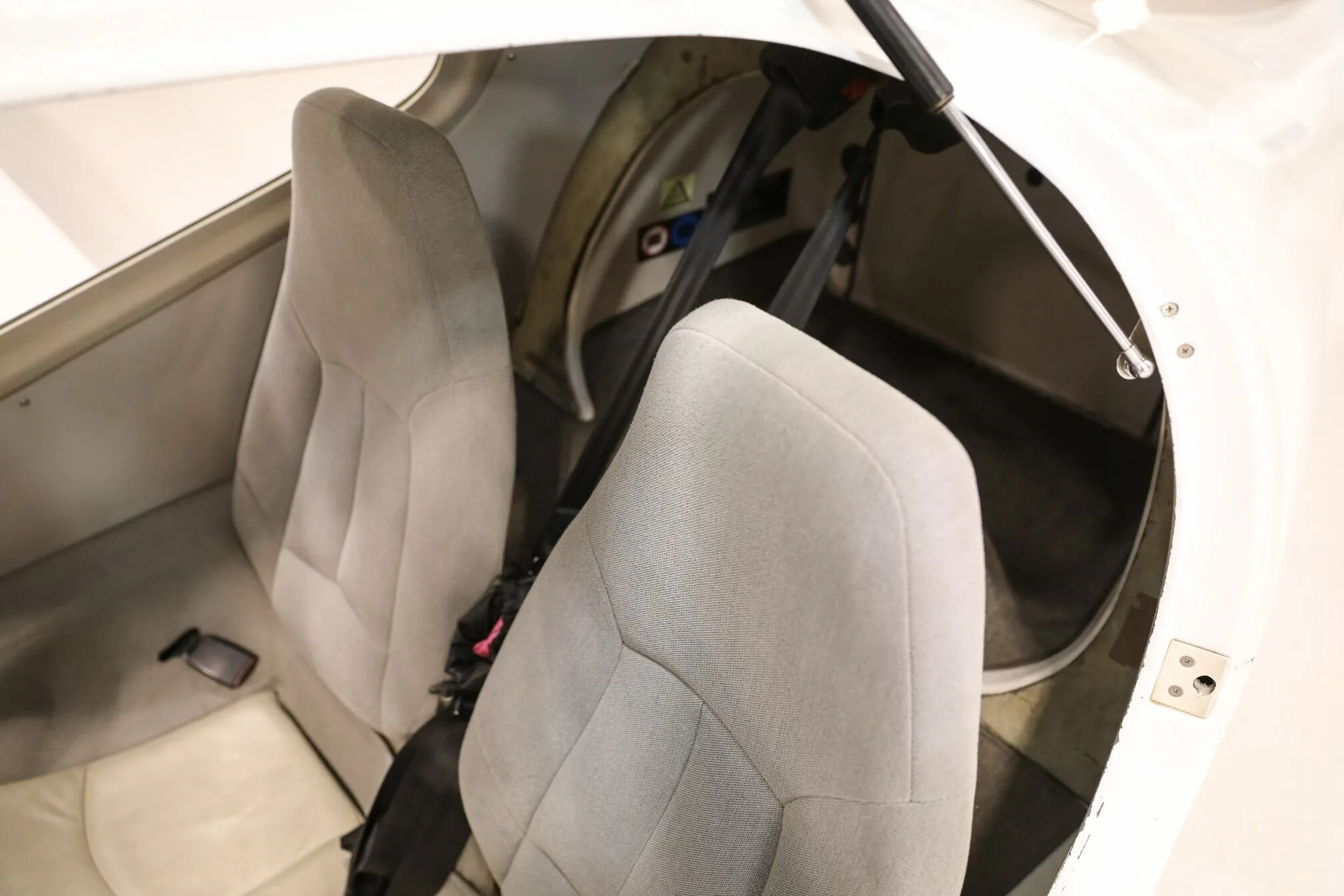 Cabin interior of a 2006 Diamond DA40-FP Diamond Star.