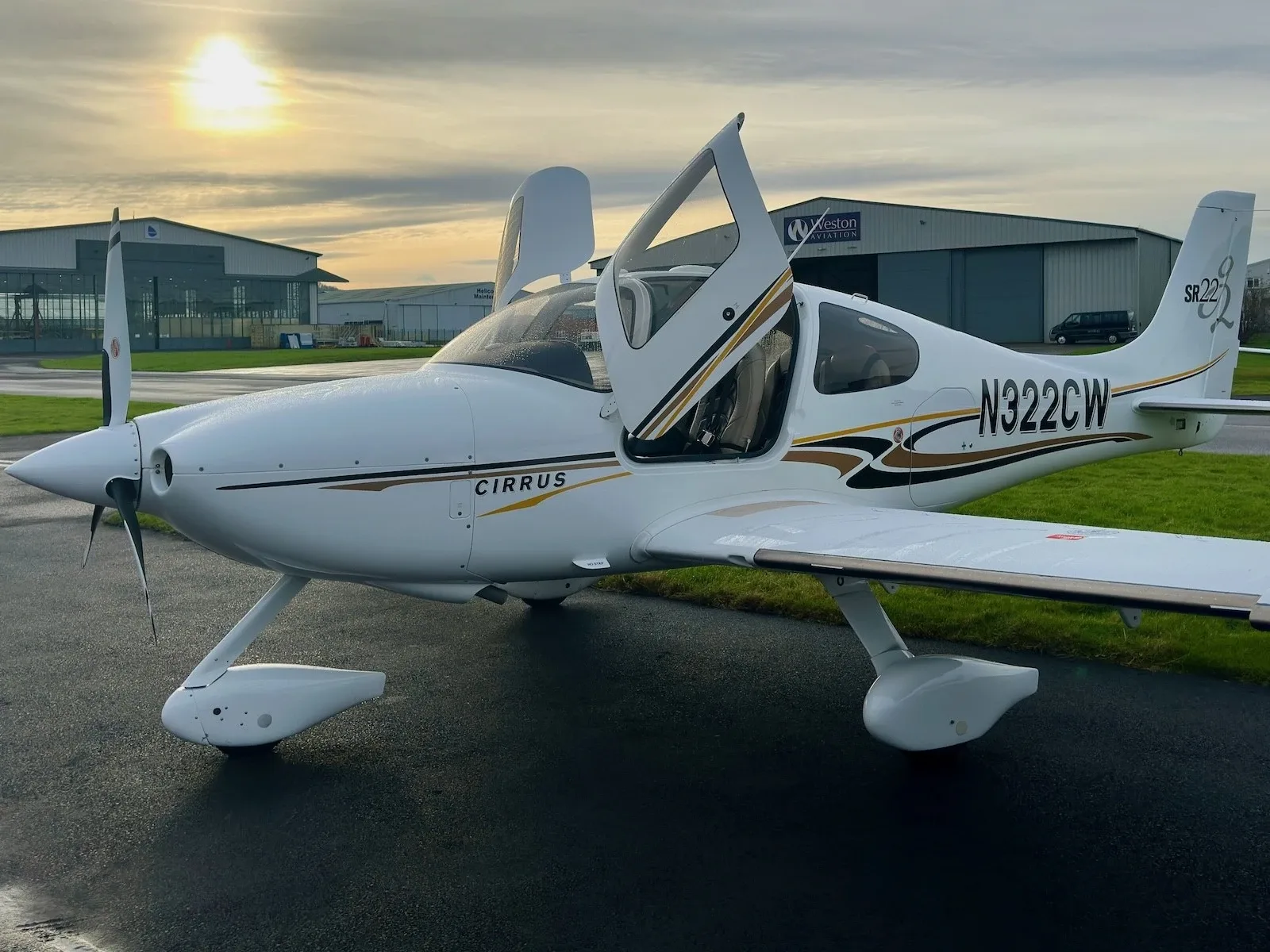 Exterior view of a 2004 Cirrus SR22 G2.