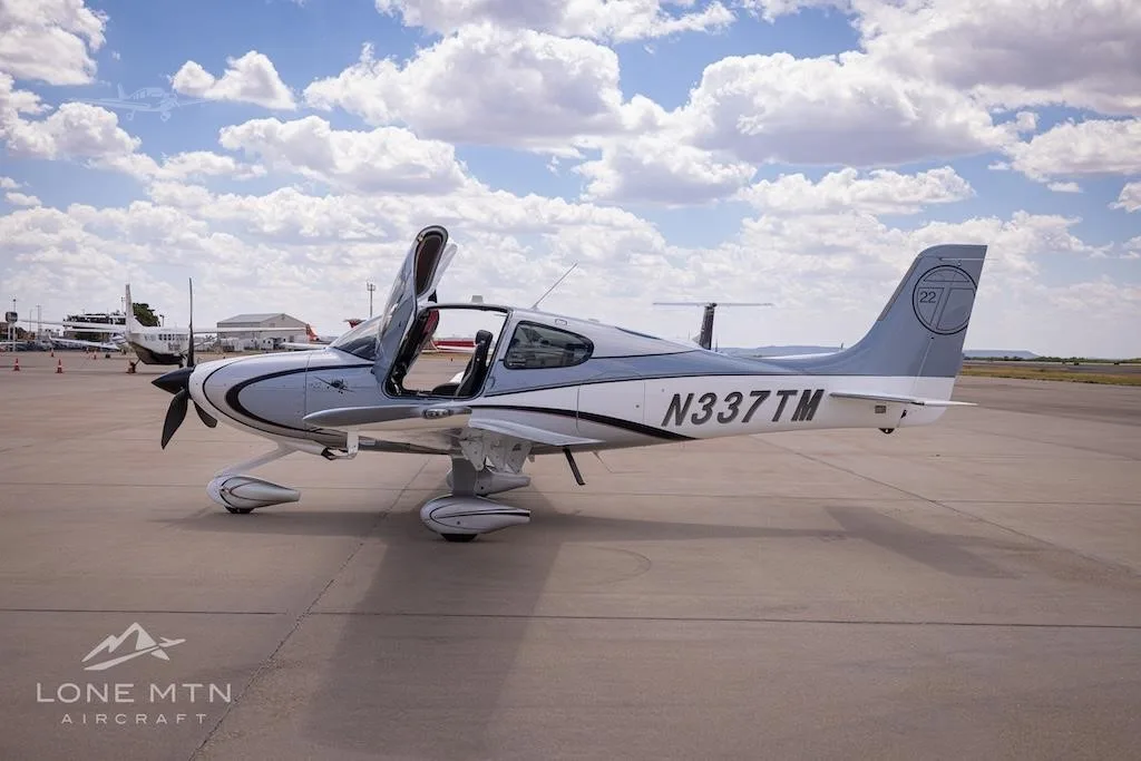 Exterior view of a 2011 CIRRUS SR22-G3 TURBO, N337TM.