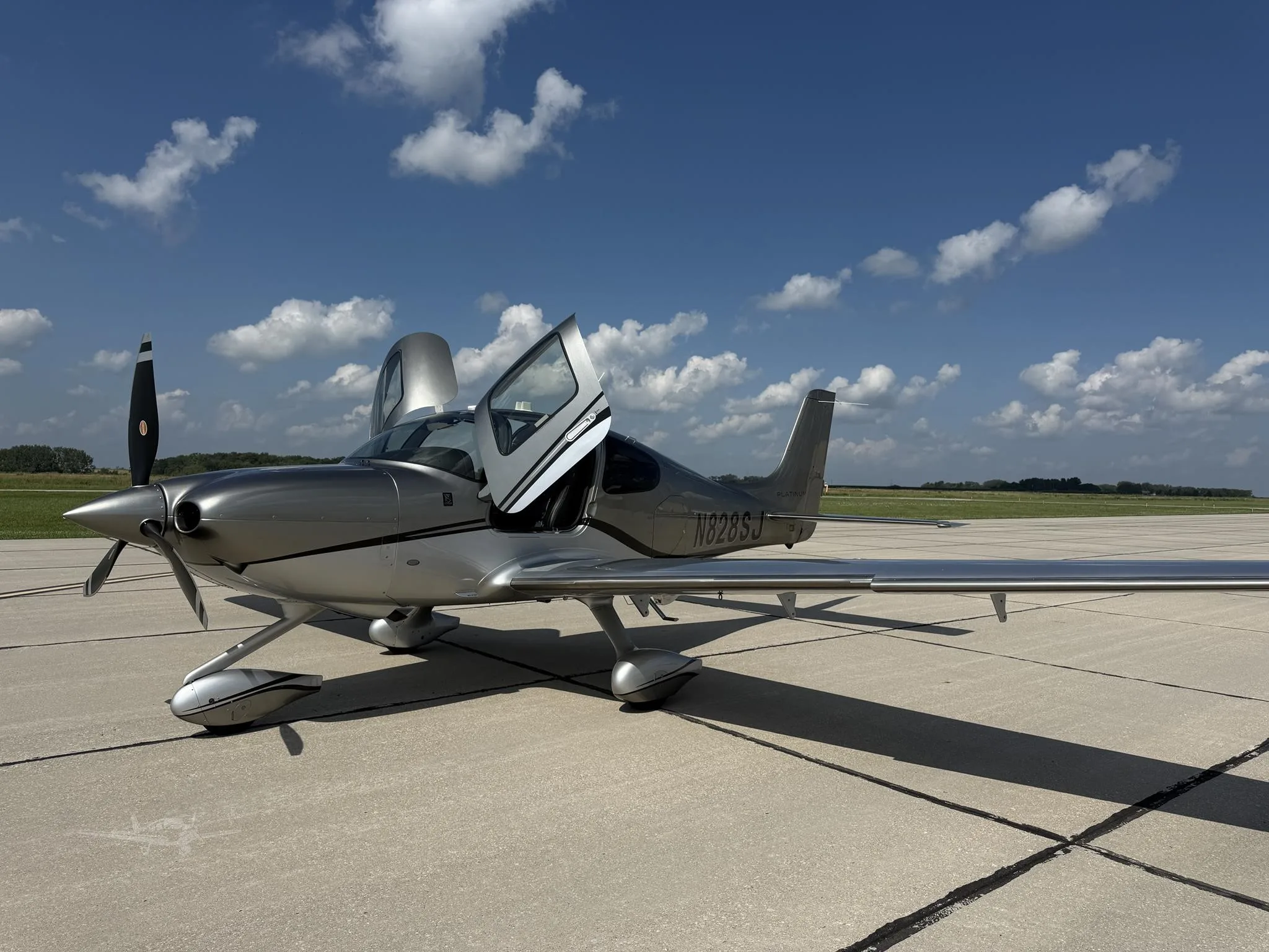 Exterior view of a 2017 CIRRUS SR22-G6 TURBO, N828SJ.