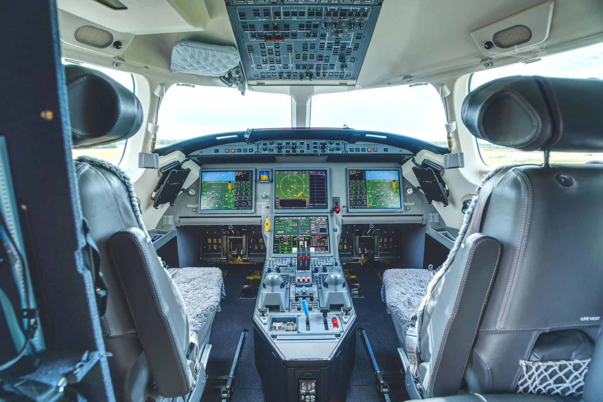 Cockpit and instrument panel of a 2020 DASSAULT FALCON 7X.