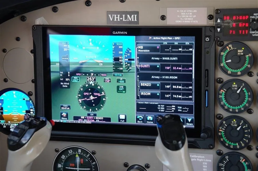 Cockpit and instrument panel of a 1997 PIPER SENECA V.
