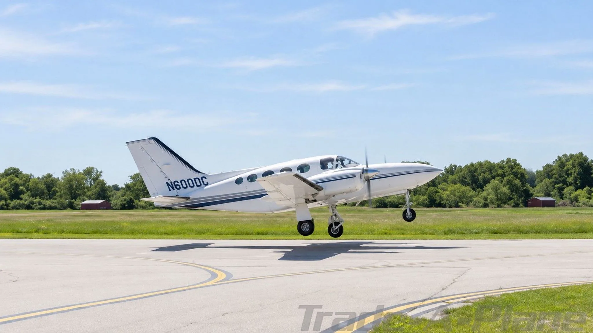 Exterior view of a 1981 CESSNA 421C, N600DC.