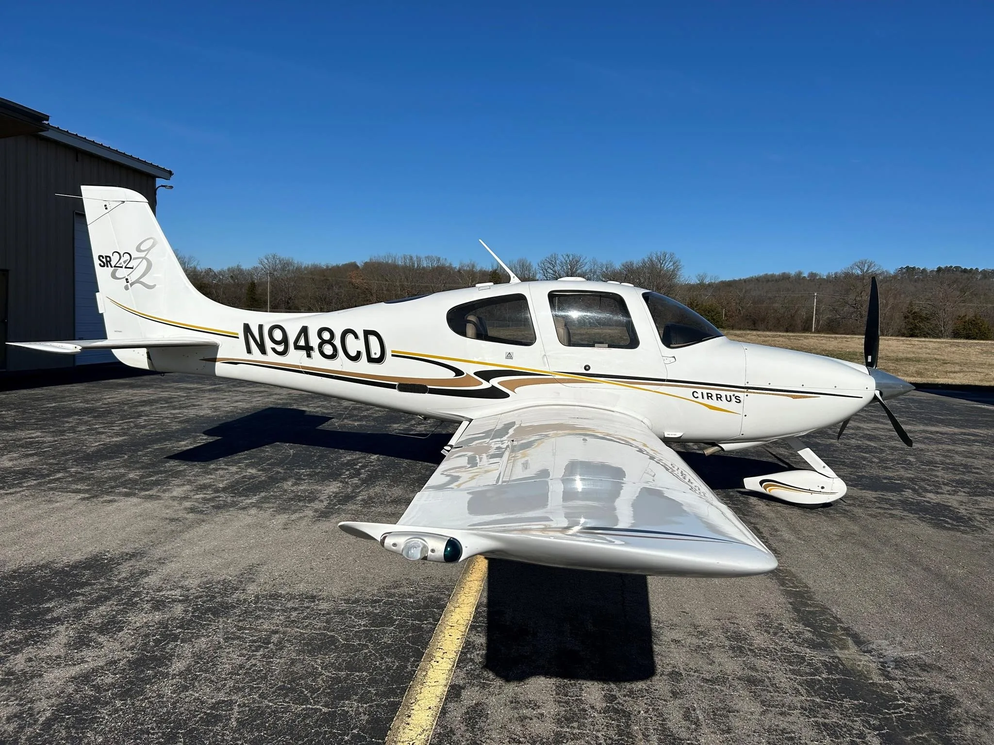 Exterior view of a 2004 CIRRUS SR22-G2, N948CD.