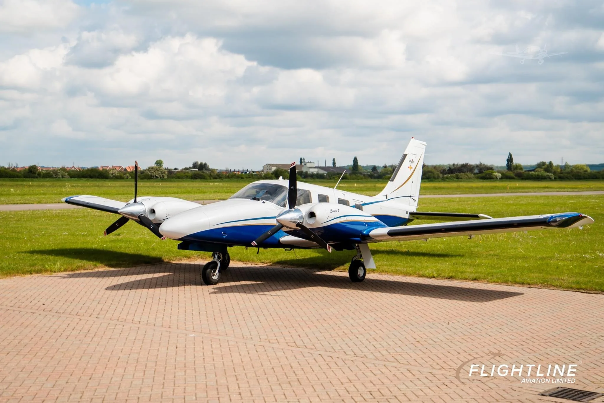 Exterior view of a 2001 PIPER SENECA V, N61HB.