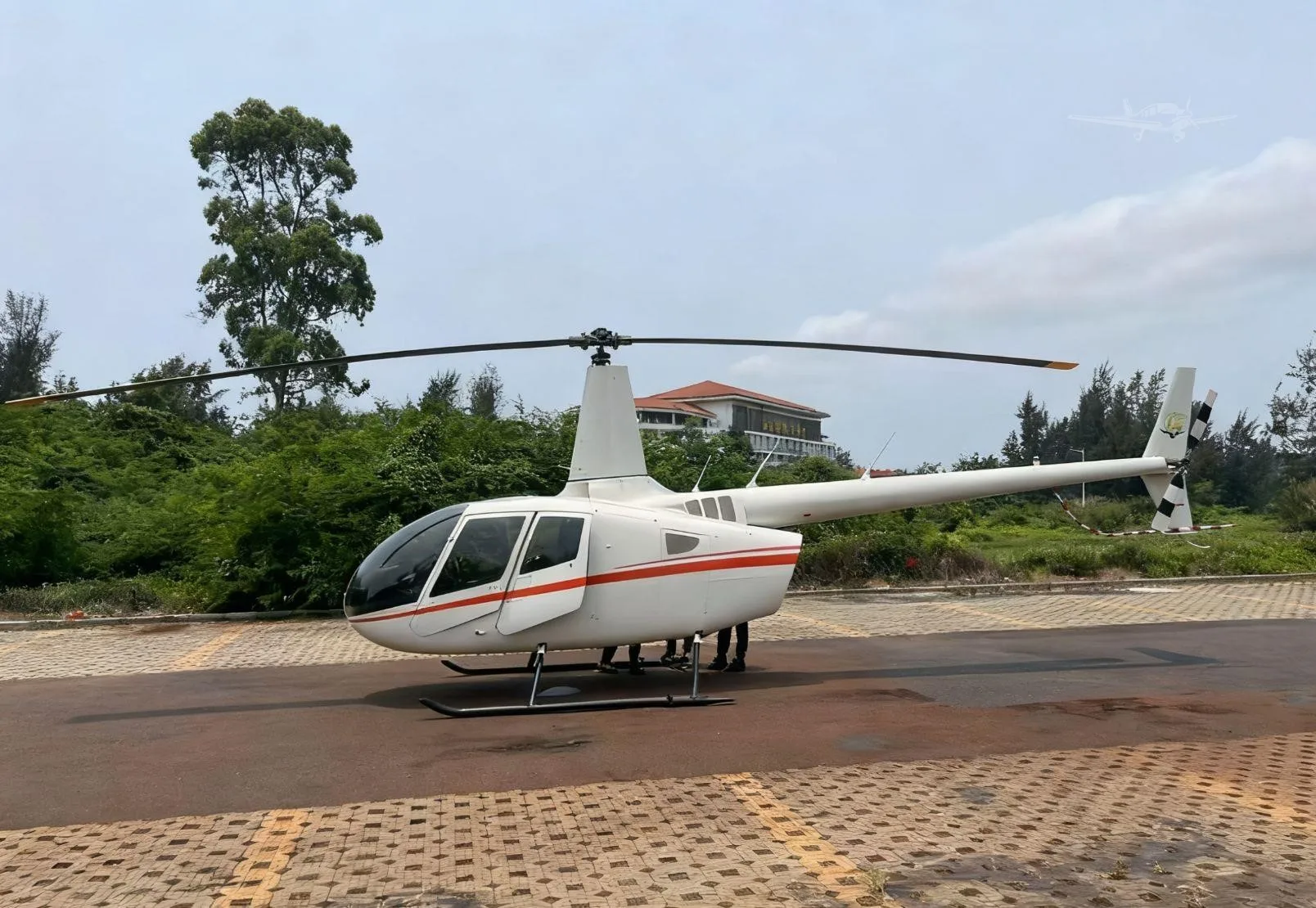 Exterior view of a 2016 ROBINSON R66.