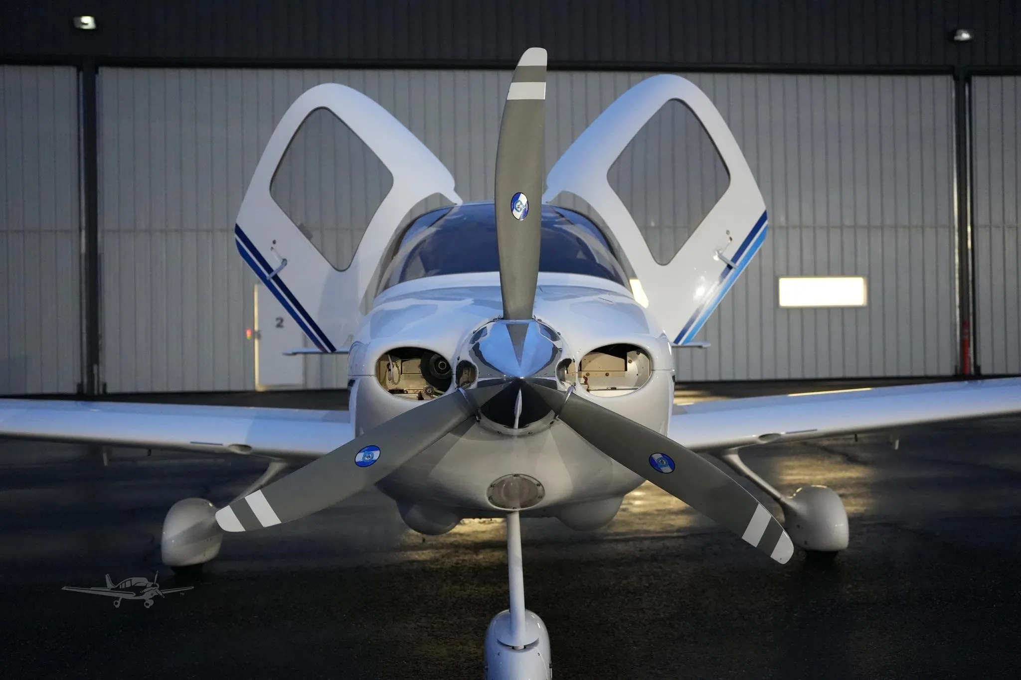 Exterior view of a 2003 CIRRUS SR20, C-GGDS.