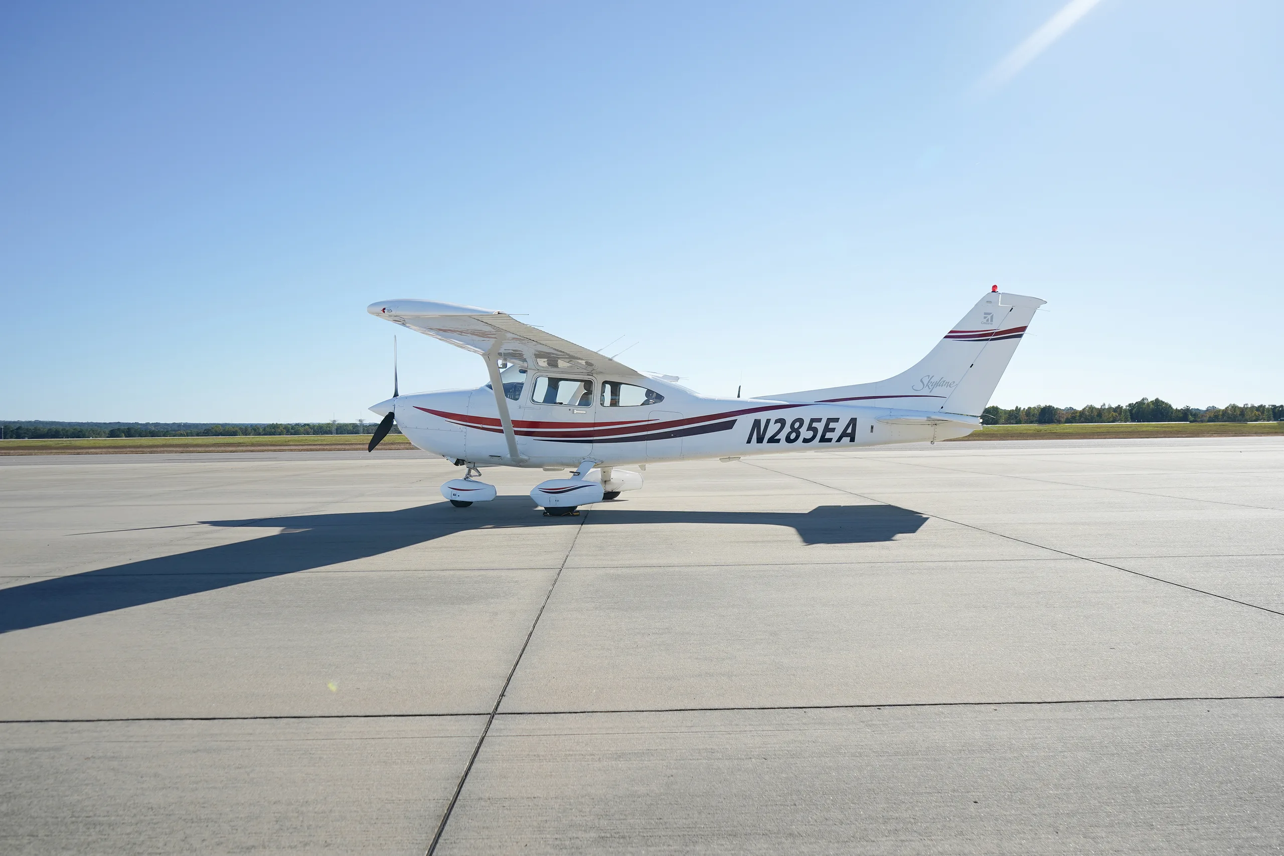 Exterior view of a 1999 Cessna 182S SKYLANE.