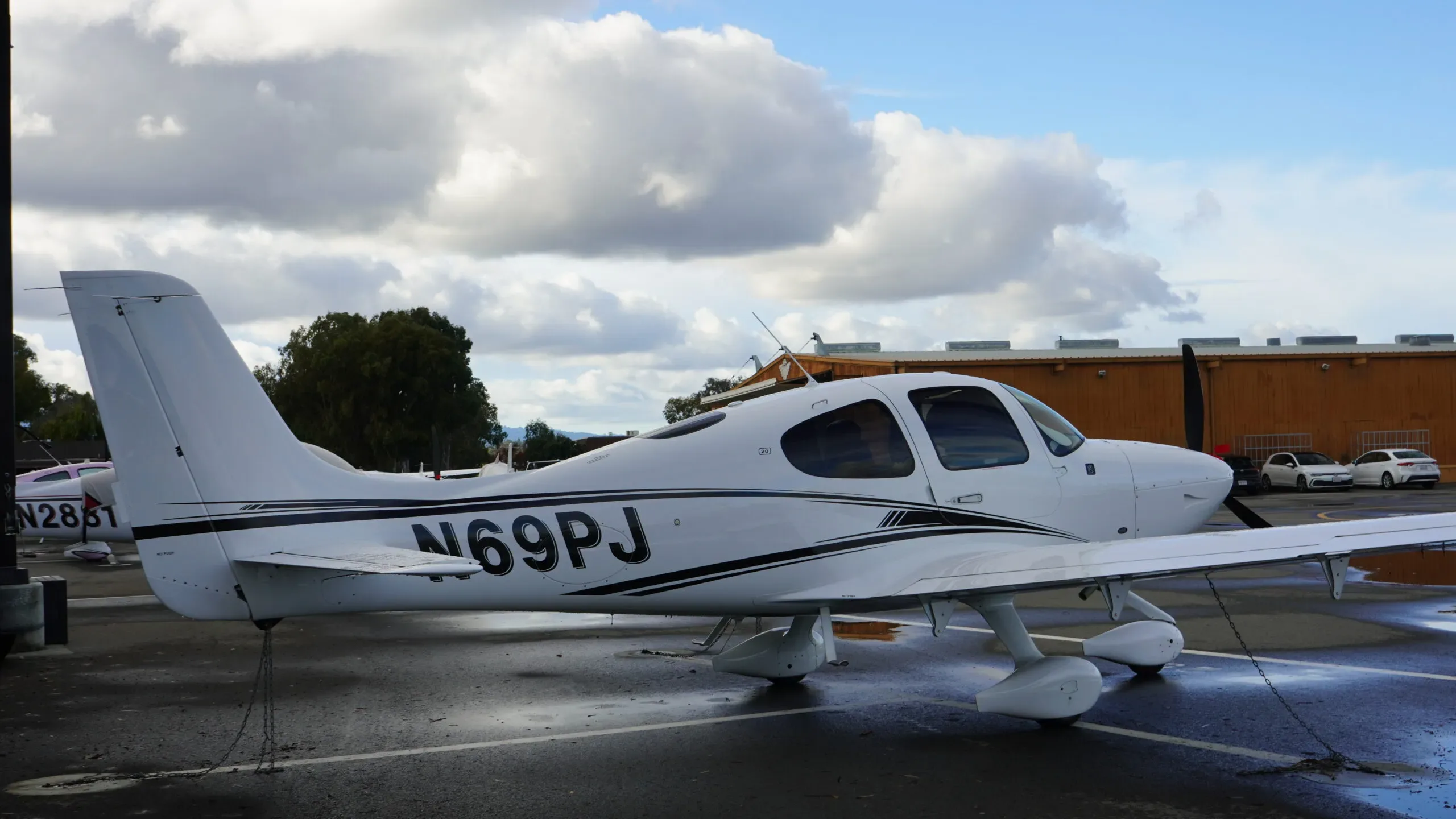 Exterior view of a 2023 Cirrus SR20 G7.