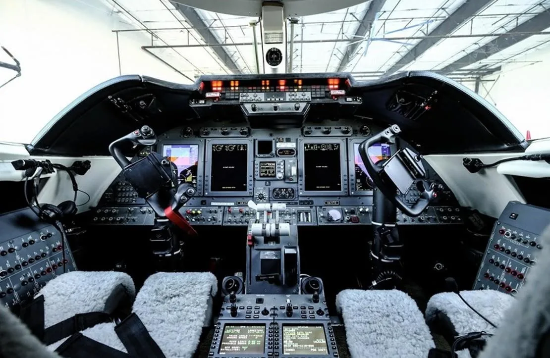 Cockpit and instrument panel of a 2011 LEARJET 60XR.