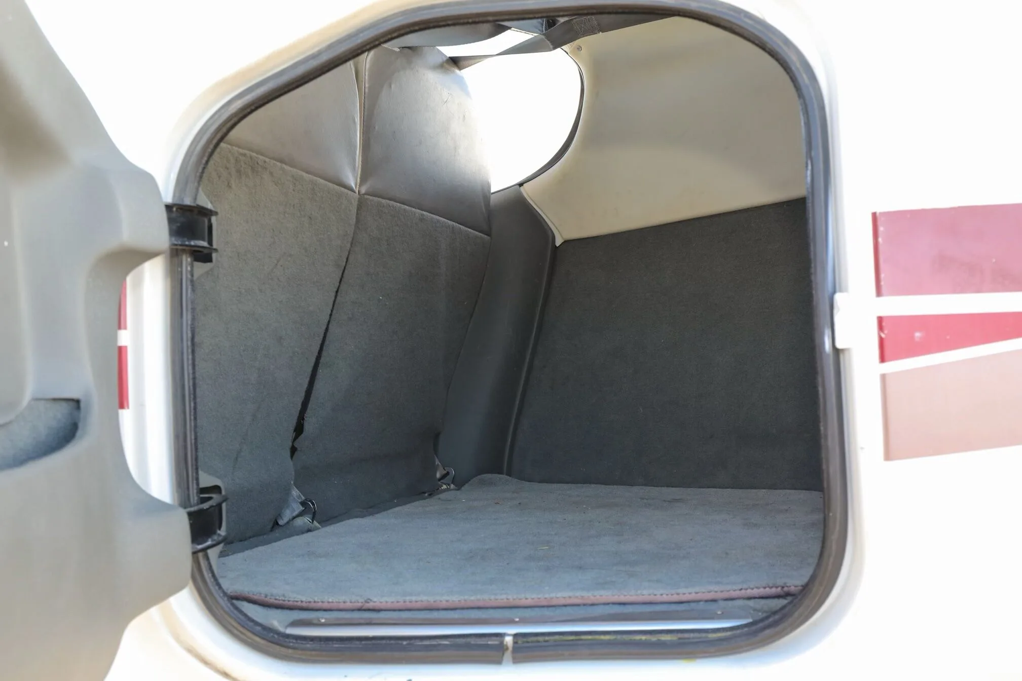 Cabin interior of a Cirrus N501DF SR20-G1 - Aerista.