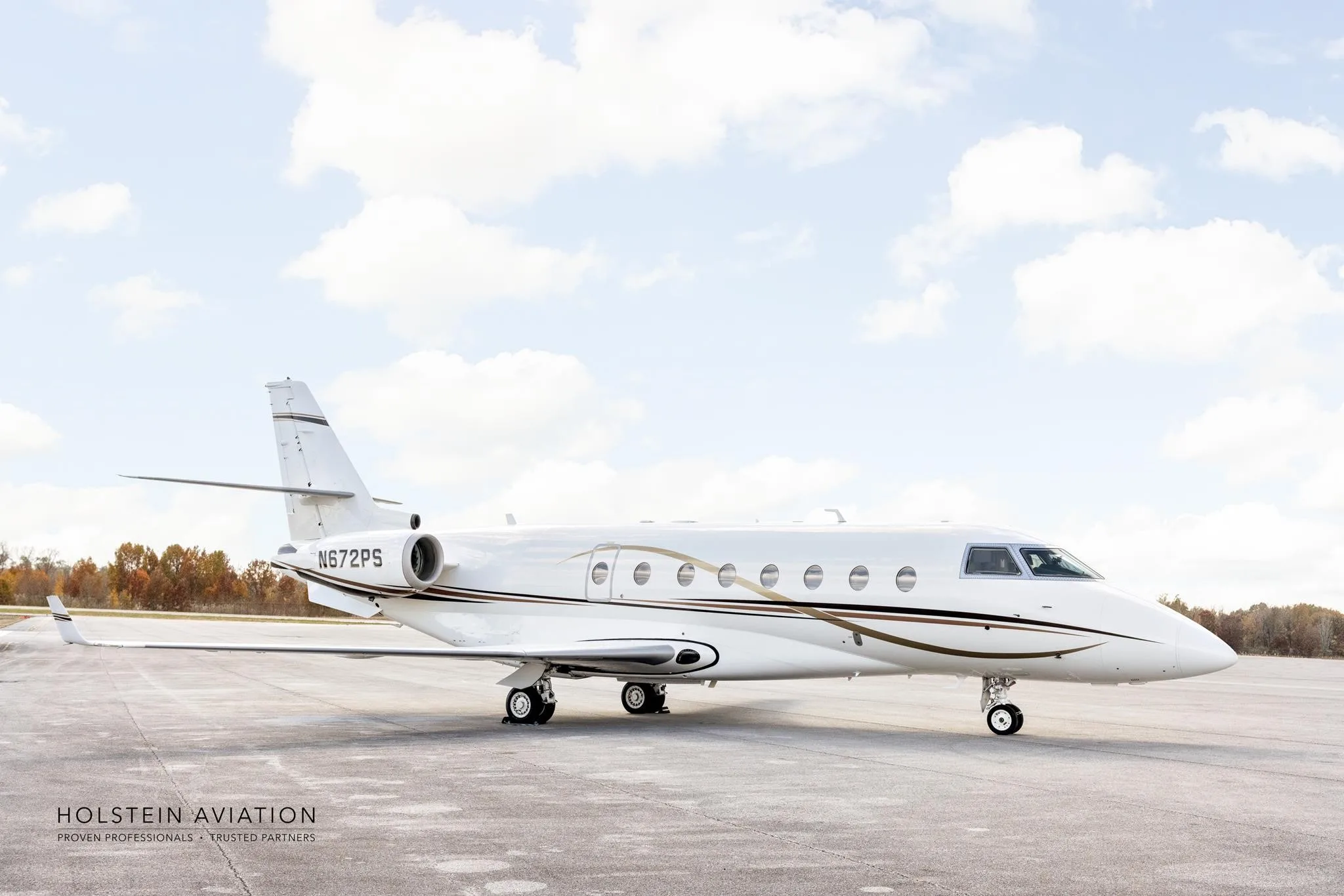 Exterior view of a 2000 GULFSTREAM G200, N672PS.