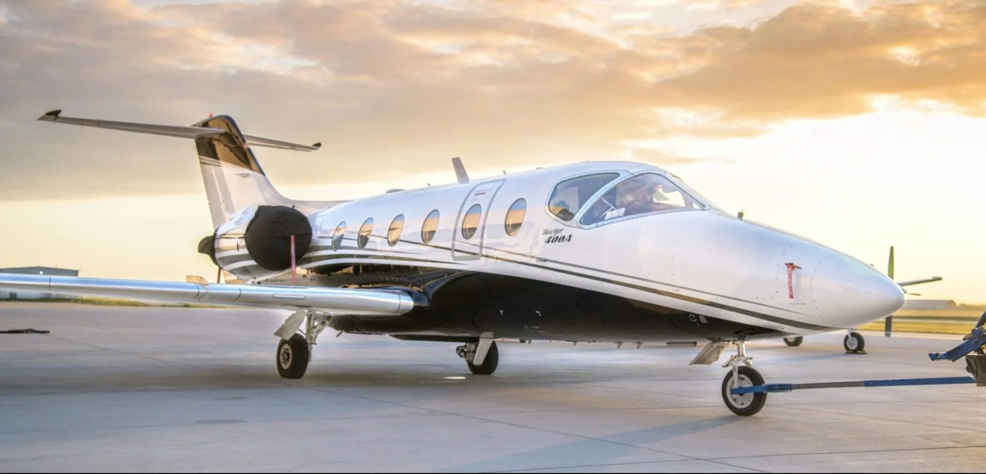 Exterior view of a 2008 Hawker 400XP, N975BD.