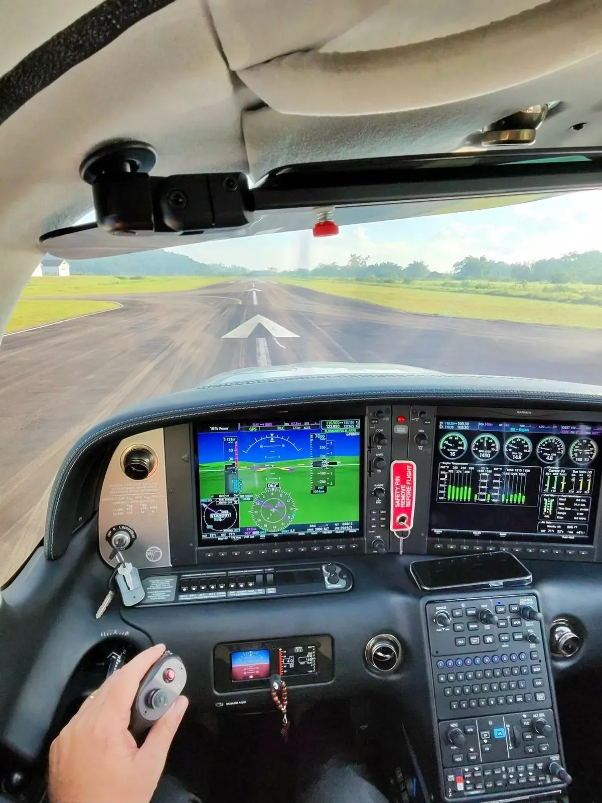 Cockpit and instrument panel of a Cirrus Aircraft SR22T G6 GTS PLATINUM.