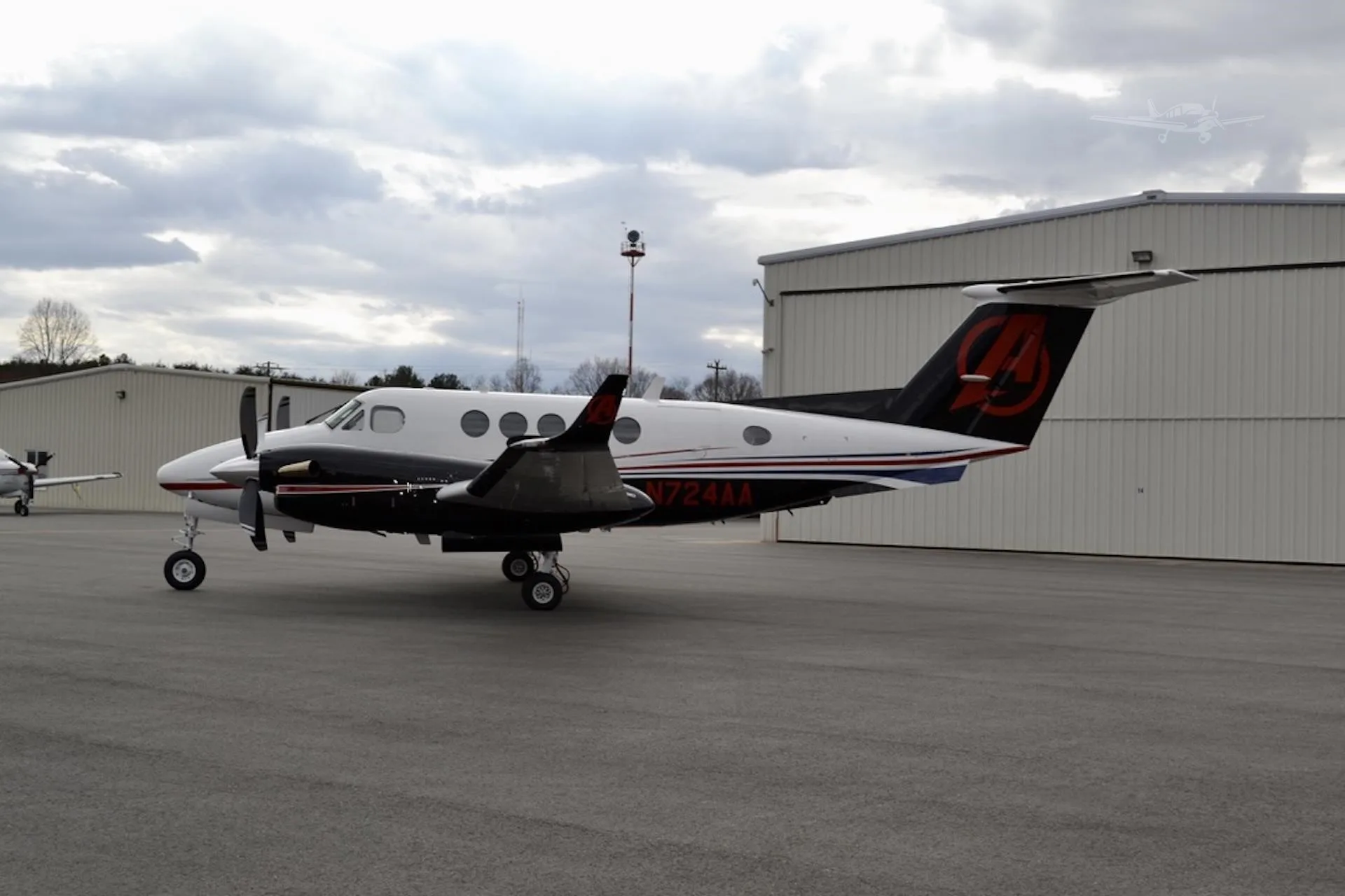 Exterior view of a 1998 BEECHCRAFT KING AIR B200, N724AA.