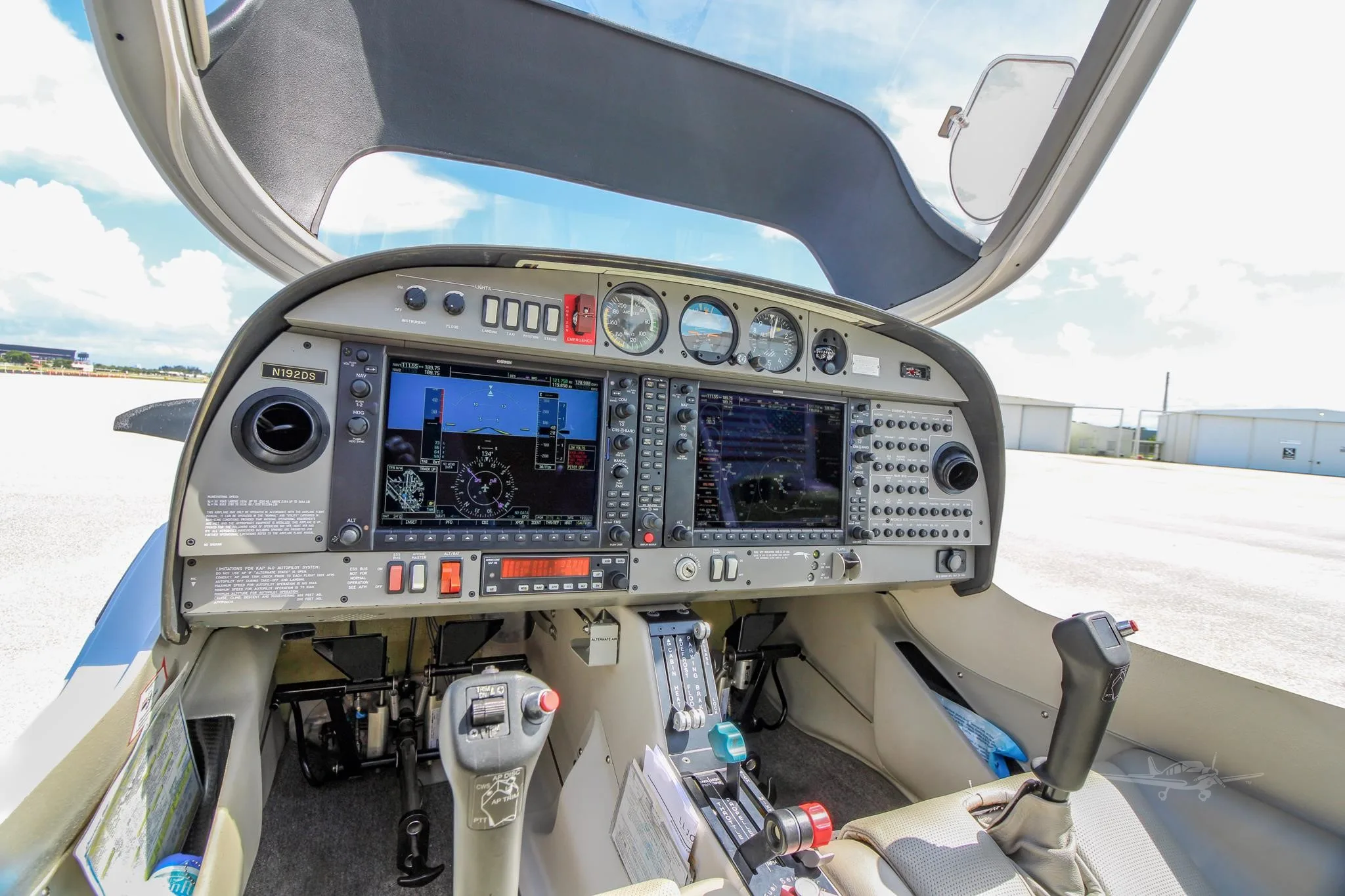 Cockpit and instrument panel of a 2005 DIAMOND DA40-180 STAR.