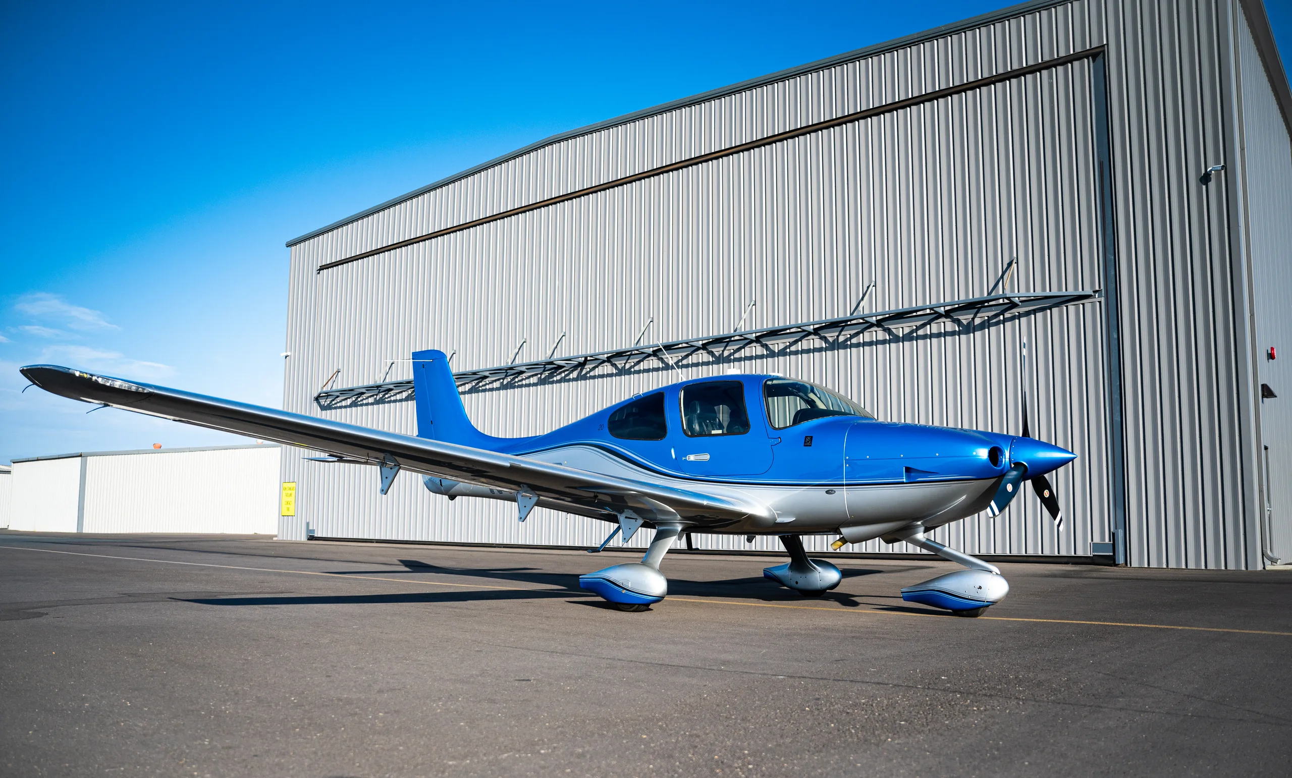 Exterior view of a 2025 Cirrus SR20-G7, N885WP.