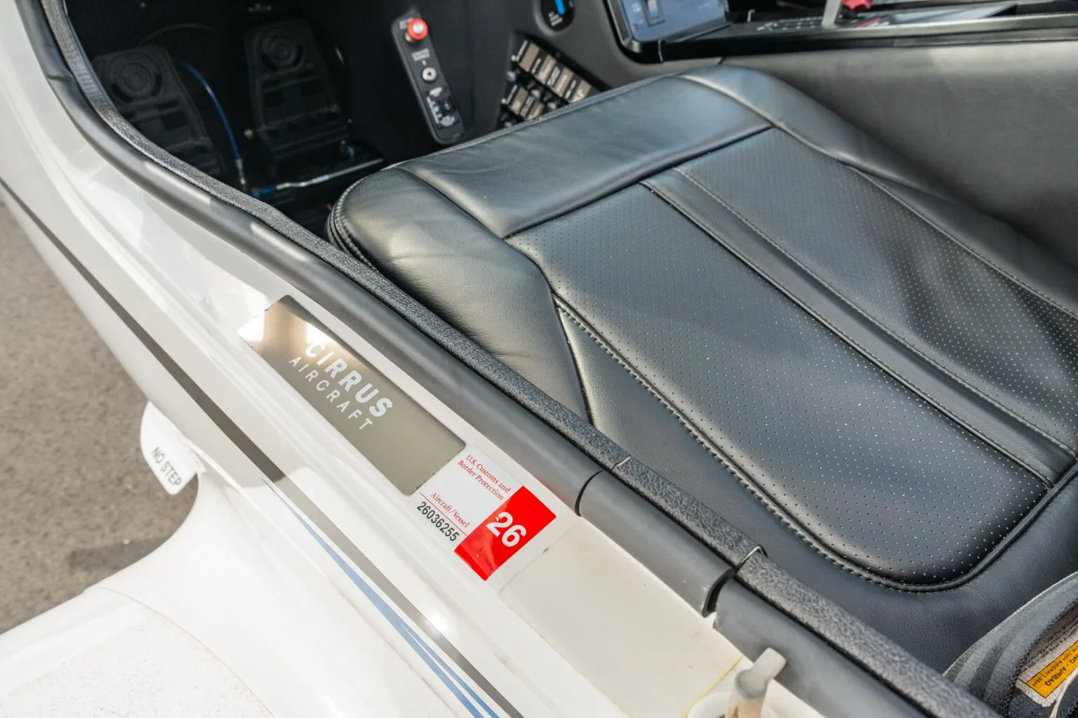 Cabin interior of a Cirrus N166R SR20-G7 - Aerista.