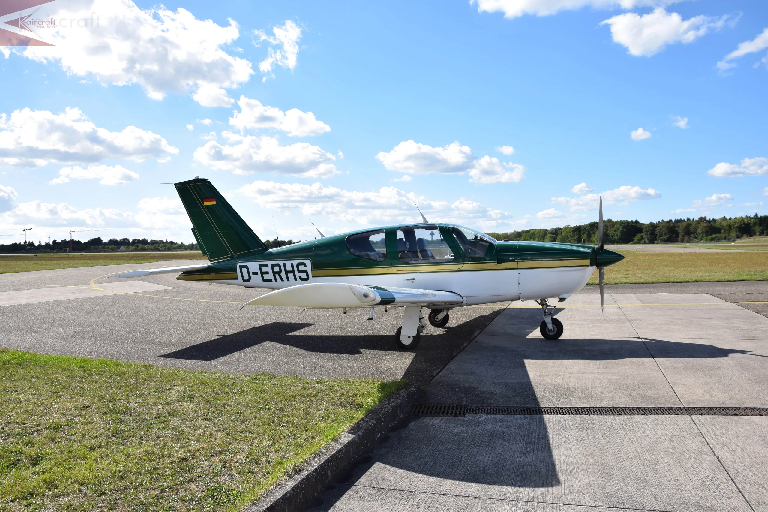 Exterior view of a 1986 Socata tb 20 trinidad 485.