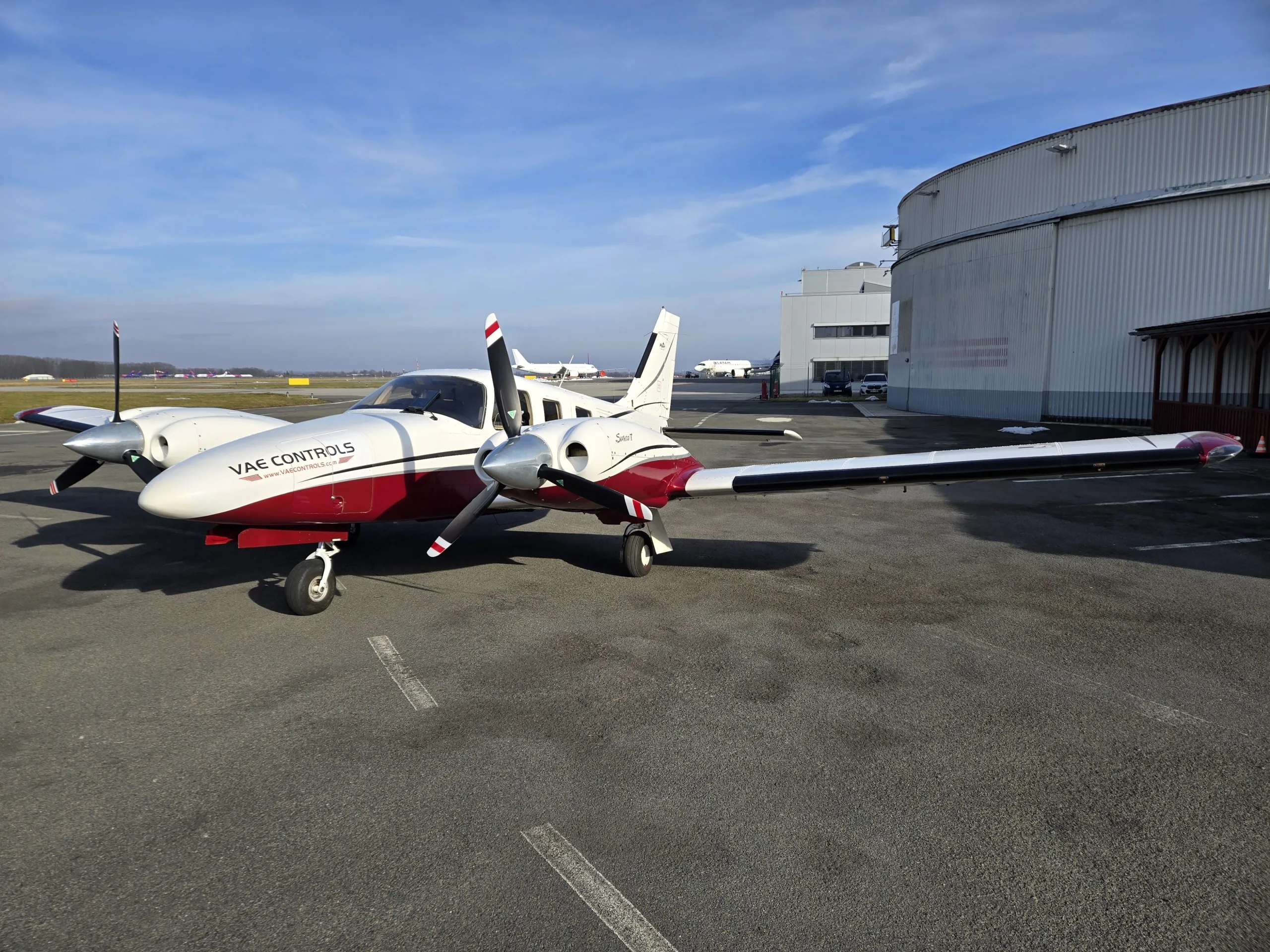 Exterior view of a 2001 Piper Seneca V.