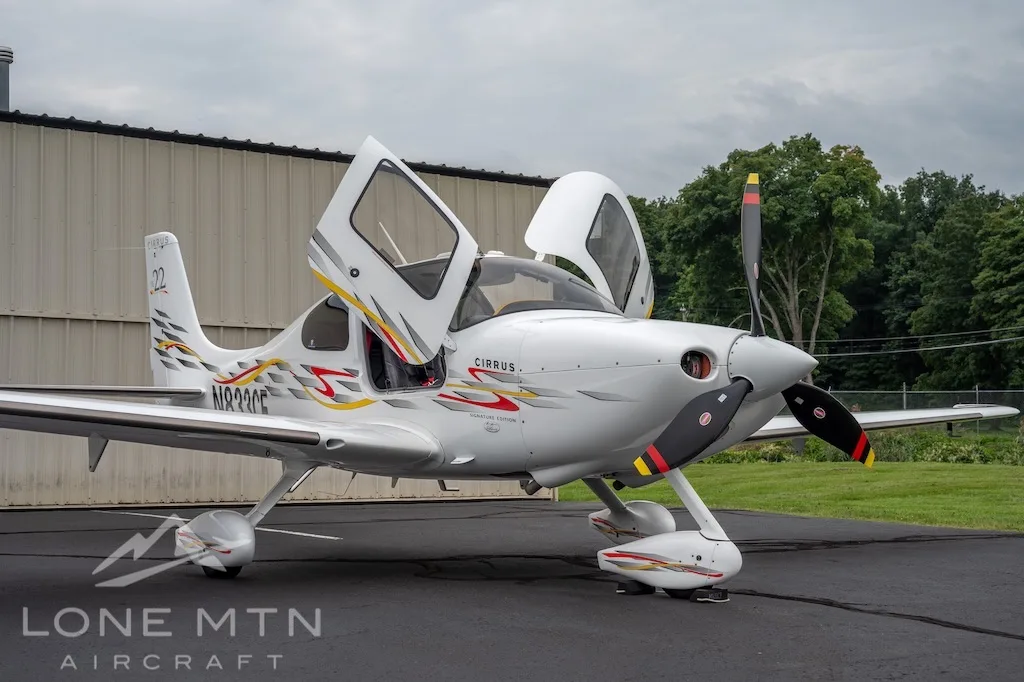 Exterior view of a 2006 Cirrus SR22 G2, N833CF.