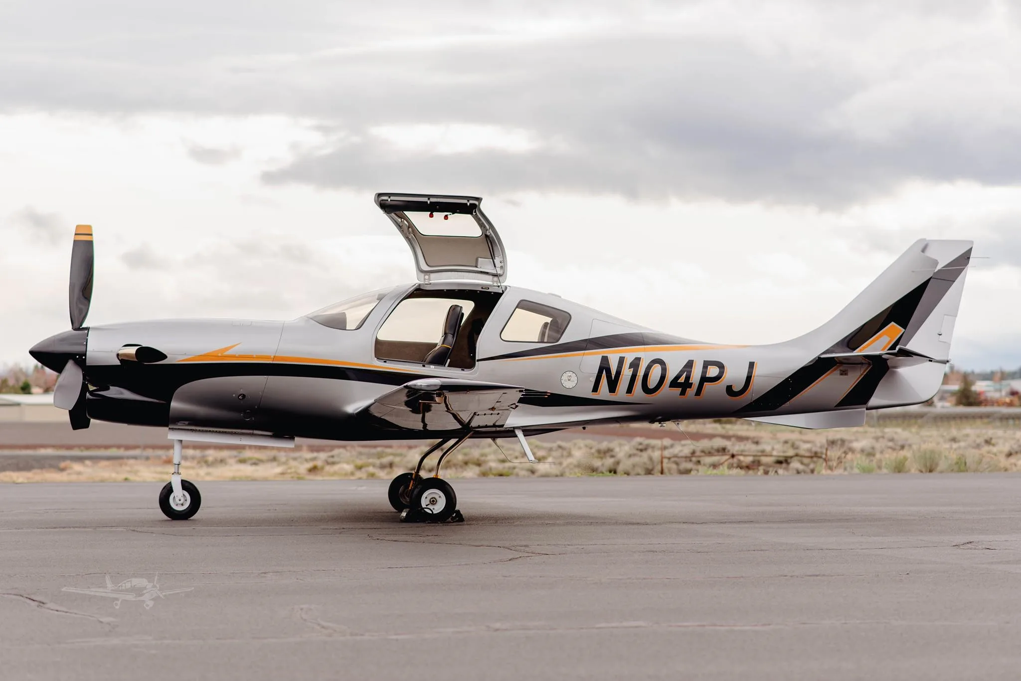 Exterior view of a 2003 LANCAIR IV-PT, N104PJ.