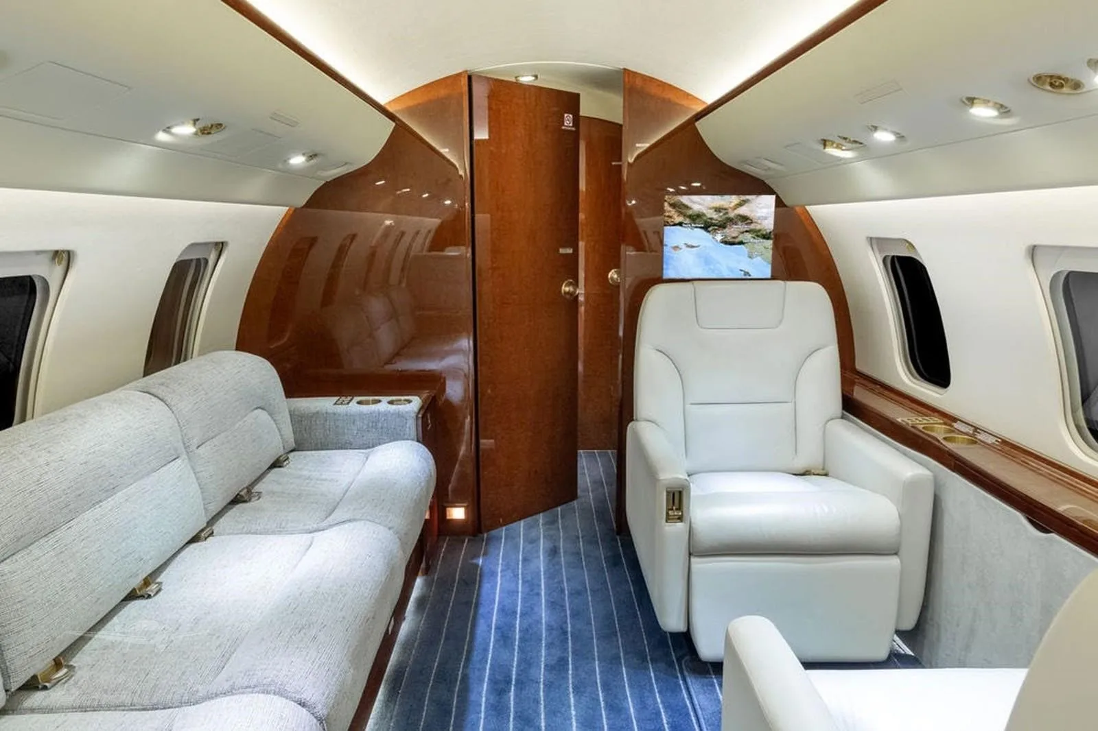 Cabin interior of a 2009 BOMBARDIER CHALLENGER 605.