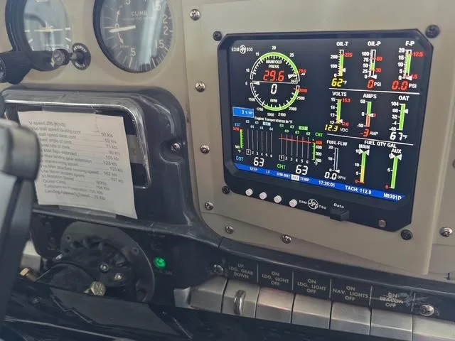 Avionics suite of a 1958 BEECHCRAFT J35 BONANZA.