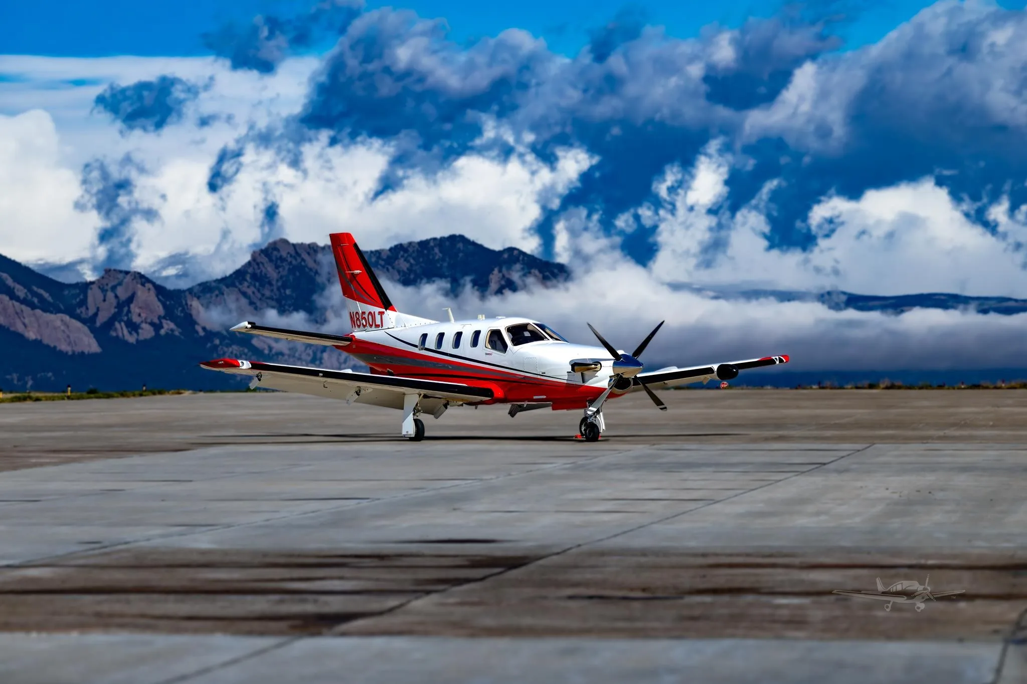 Exterior view of a 2011 DAHER TBM 850, N850LT.