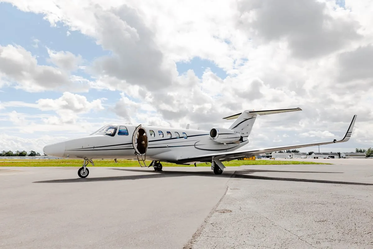 Exterior view of a 2010 Embraer Phenom 100, PR-PNM.