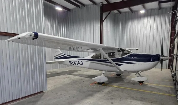 Exterior view of a 2006 Cessna 182T.