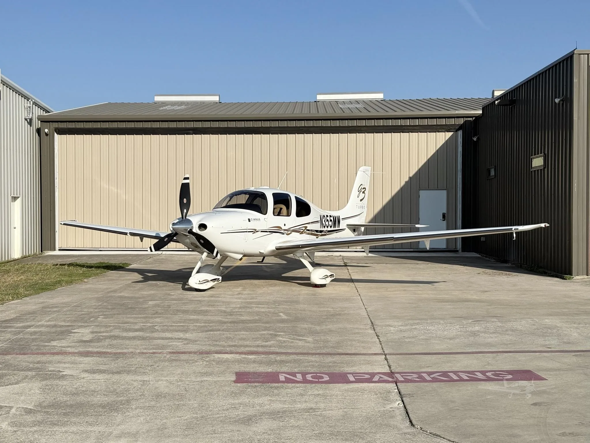 Exterior view of a 2007 CIRRUS SR22-G3 TURBO, N355MW.