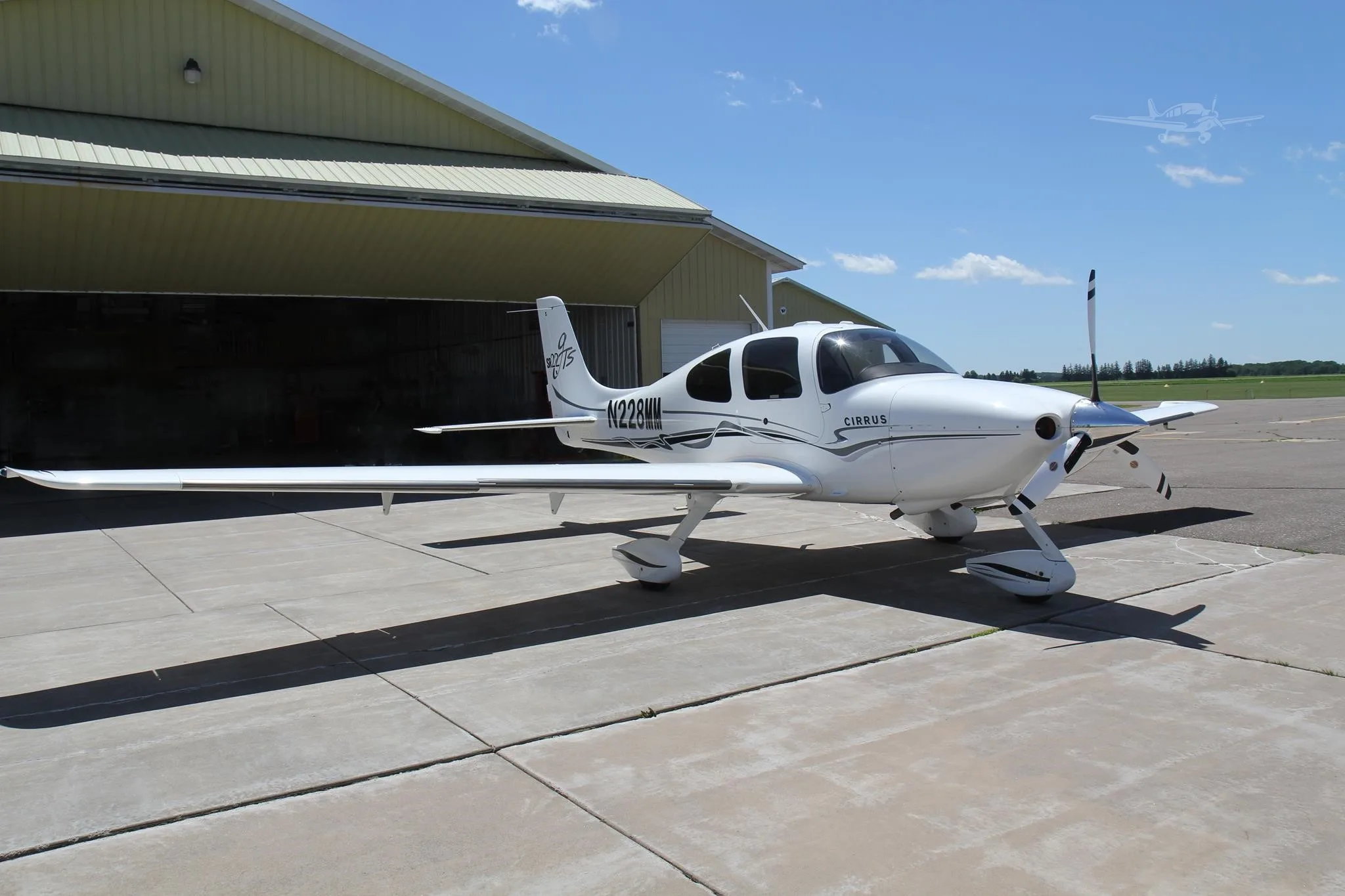 Exterior view of a 2005 CIRRUS SR22-G2, N228MM.
