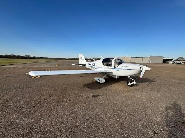 Exterior view of a 2008 LIBERTY AEROSPACE XL2, N445KB.