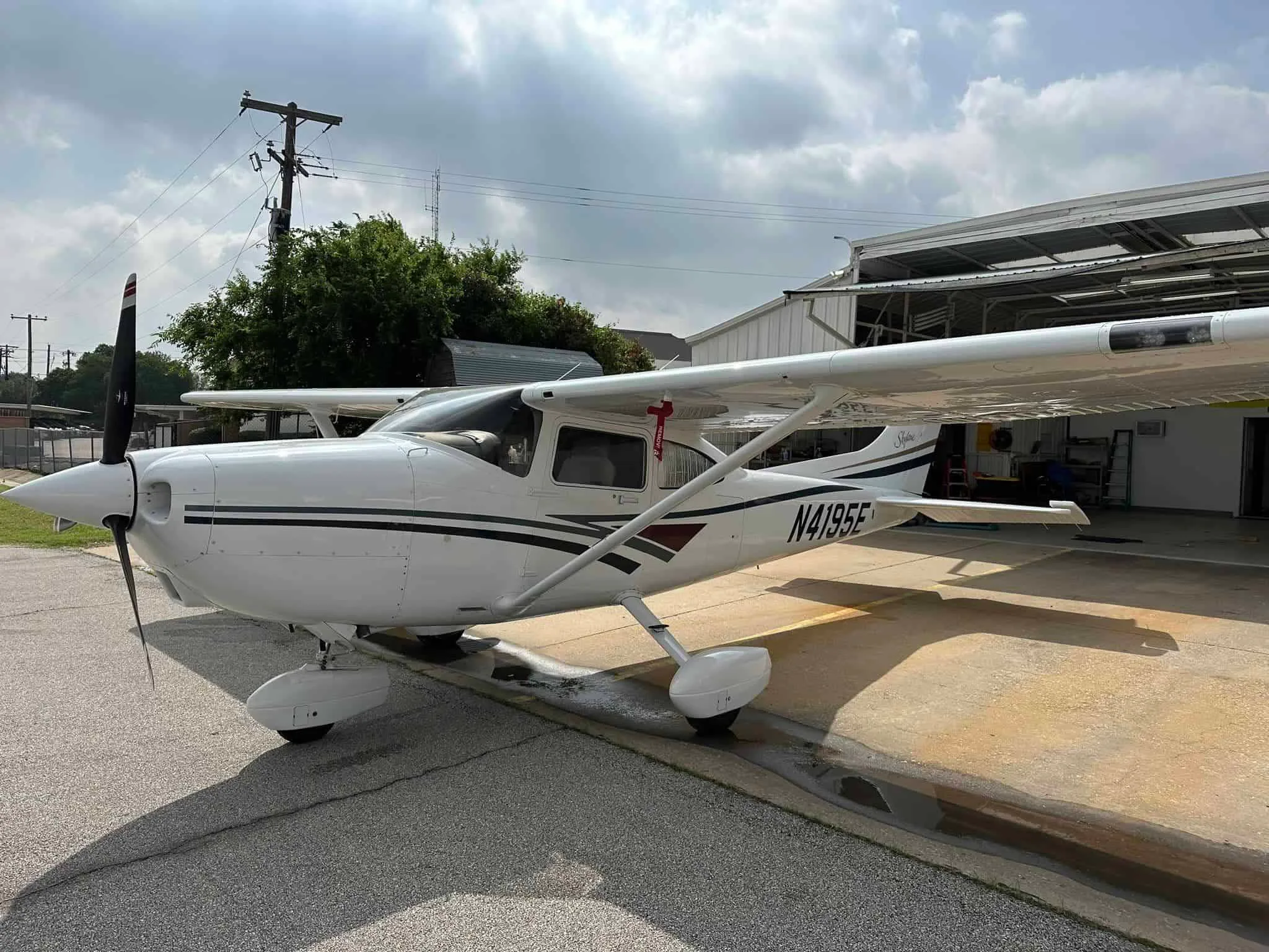 Exterior view of a 1998 Cessna 182S, N4195E.