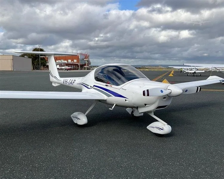 Exterior view of a 1998 DIAMOND DA20-A1 KATANA, VH-IAP.