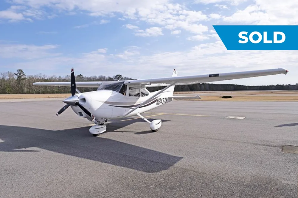 Exterior view of a 2000 Cessna 182S Skylane, N2437W.
