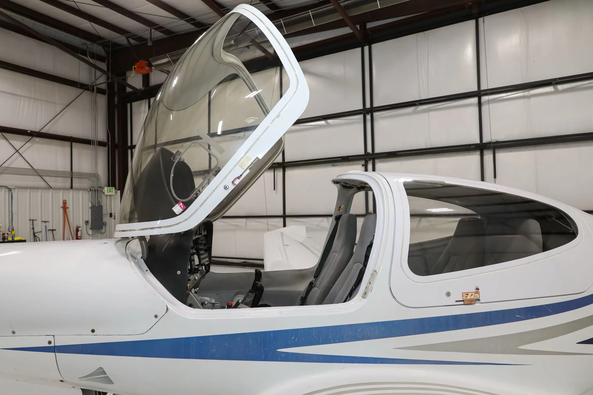 Cabin interior of a 2006 Diamond DA40-FP Diamond Star.