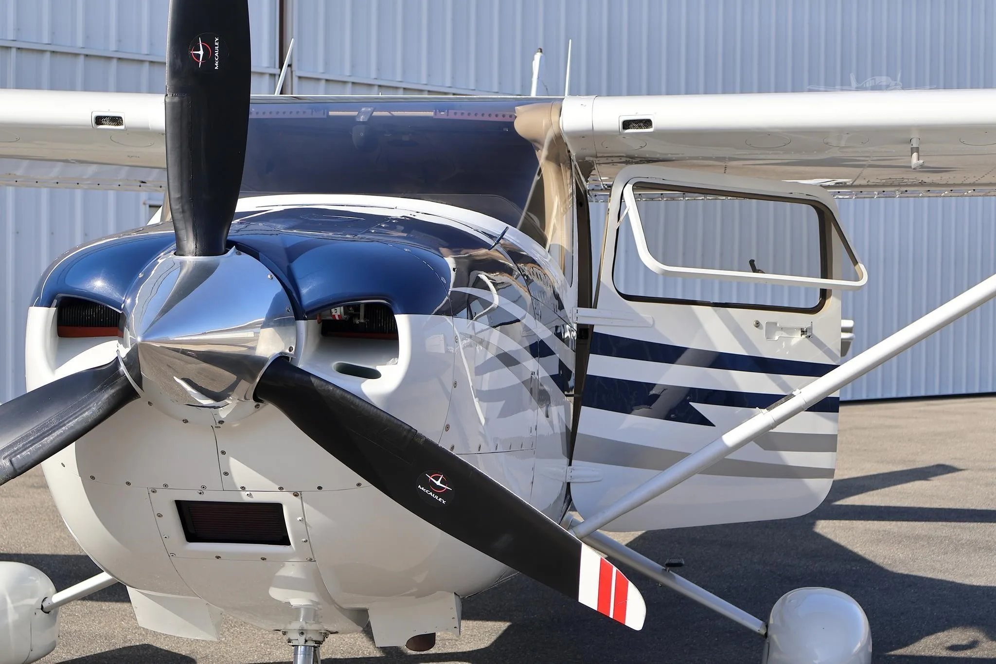 Exterior view of a 2005 CESSNA TURBO 182T SKYLANE, N138B.