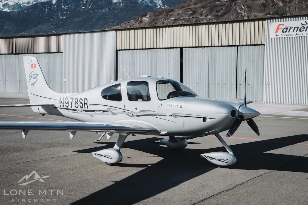 Exterior view of a 2007 Cirrus SR22 G3 GTS, N978SR.