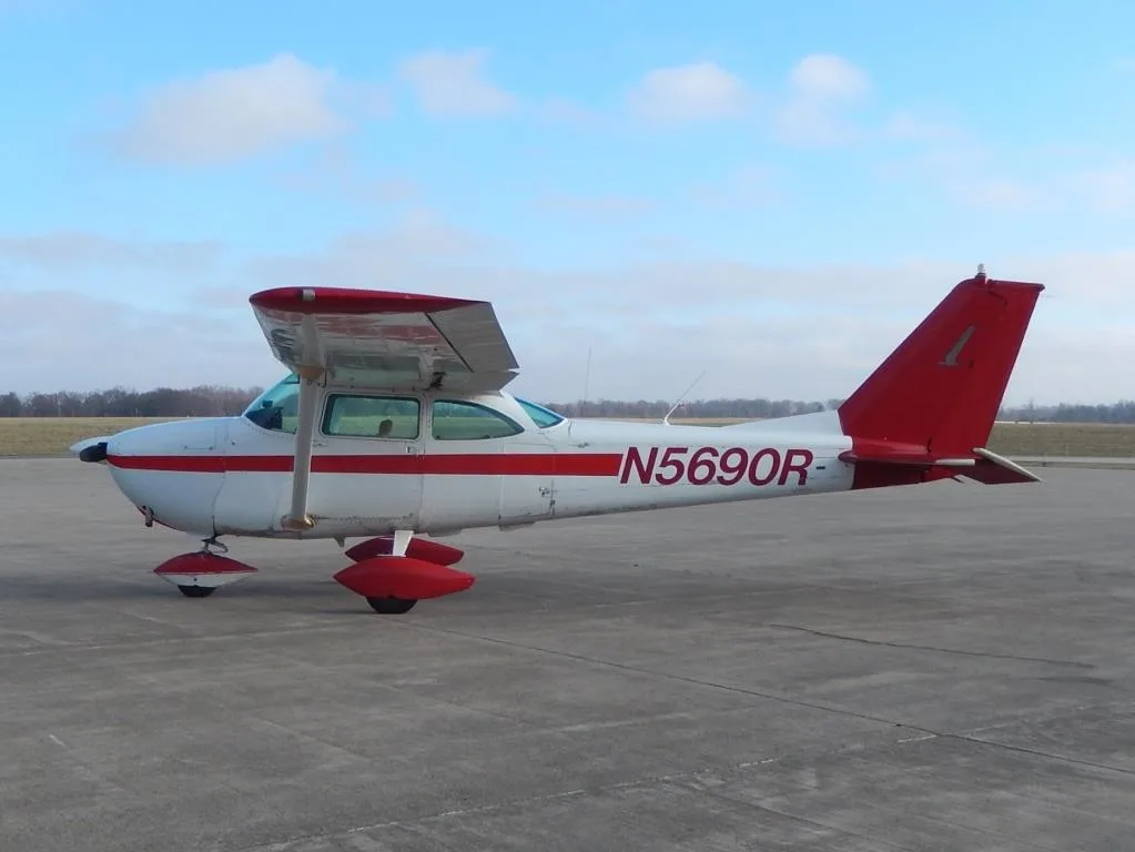 Exterior view of a 1965 Cessna 172F- N5690R Aircraft.