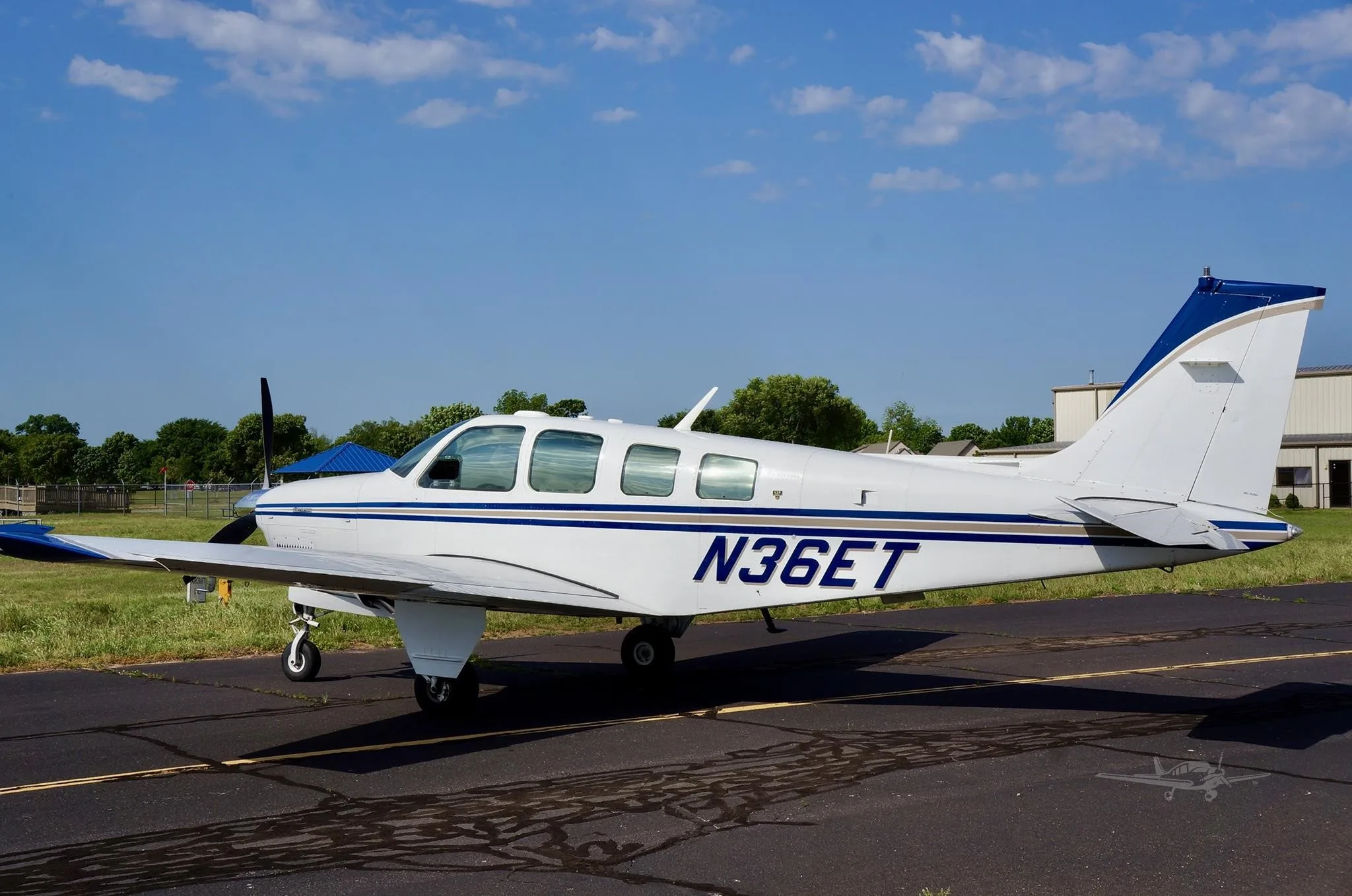 Cockpit and instrument panel of a 1981 BEECHCRAFT A36 BONANZA.