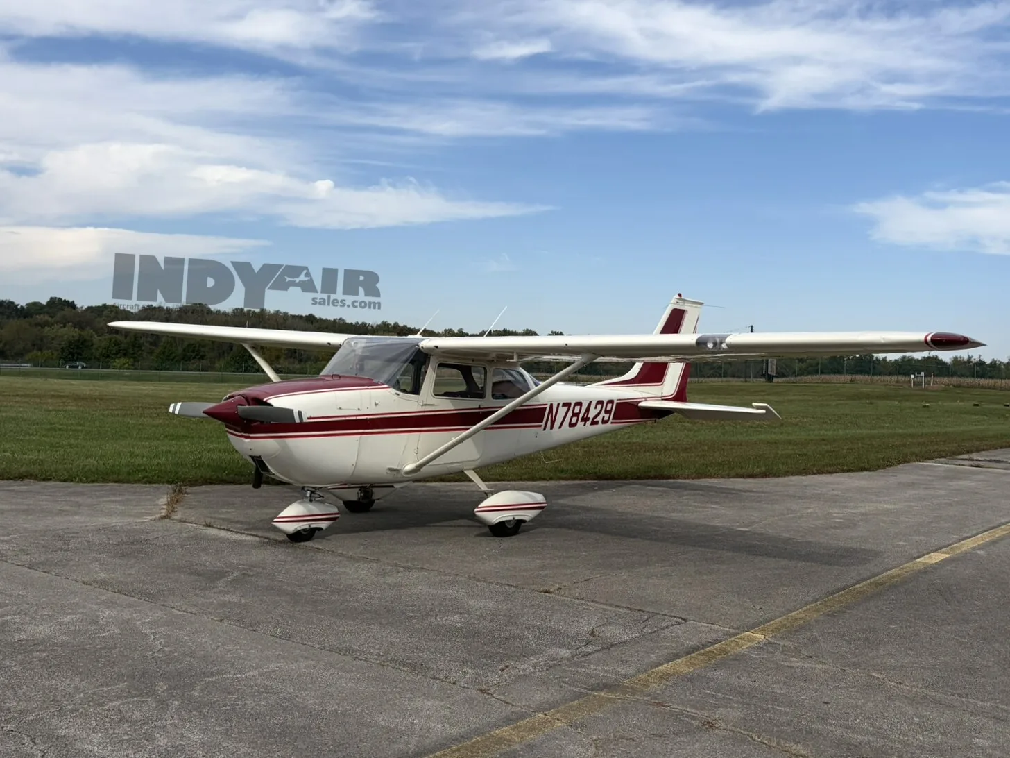 Exterior view of a Cessna 172K, N78429.