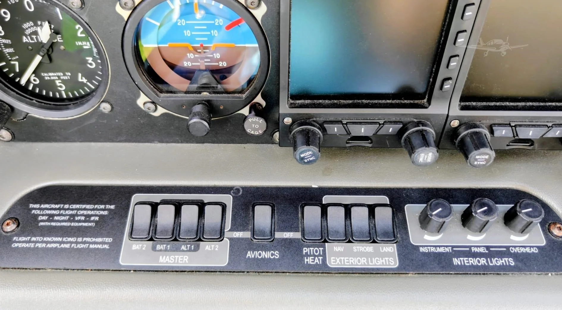 Avionics suite of a 2002 CIRRUS SR22.