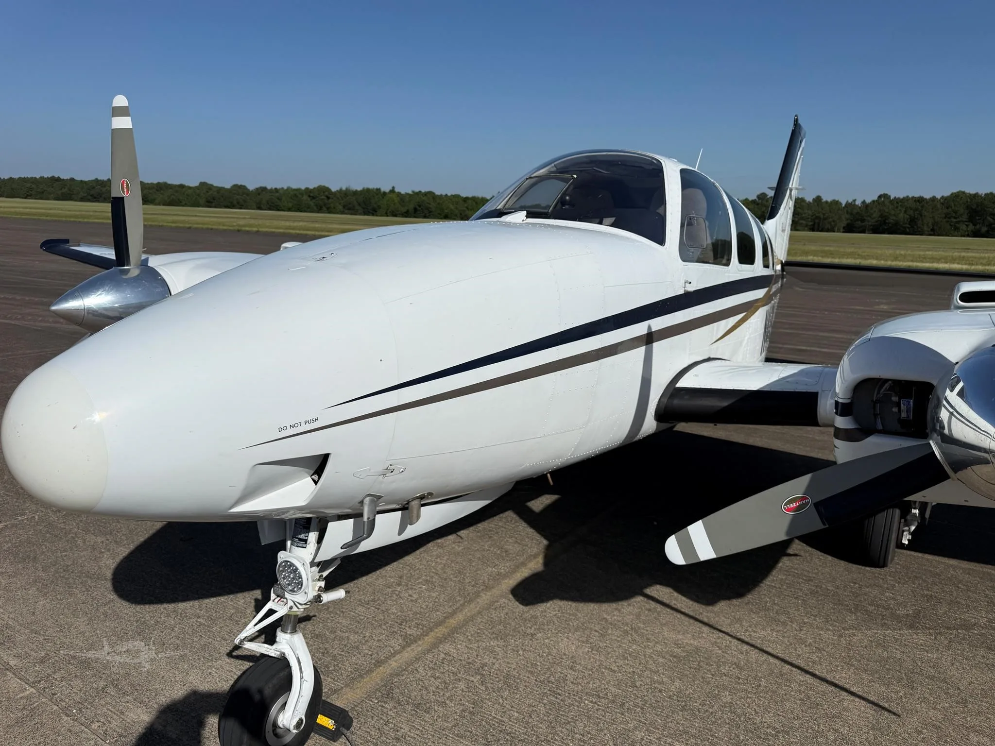 Exterior view of a 2000 BEECHCRAFT 58 BARON, N4482W.