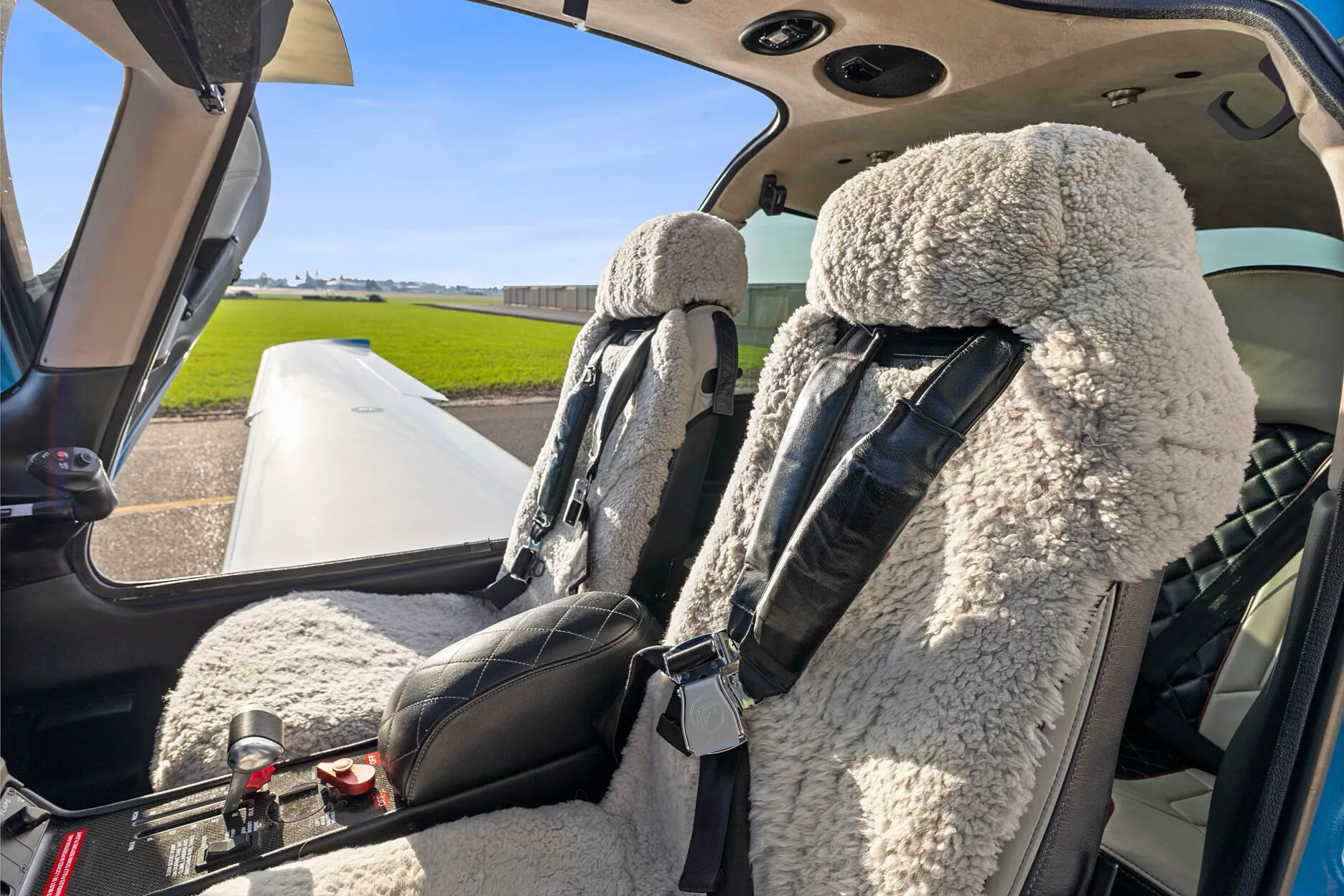 Exterior view of a 2012 Cirrus SR22-G3 TURBO, N877AG.